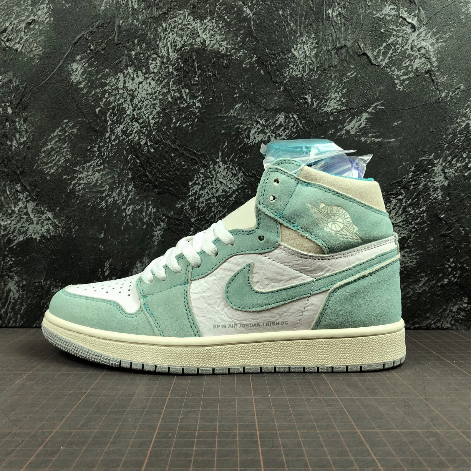 Air Jordan 1 Retro High OG Turbo Green 555088-311 Natural motion City Hustler