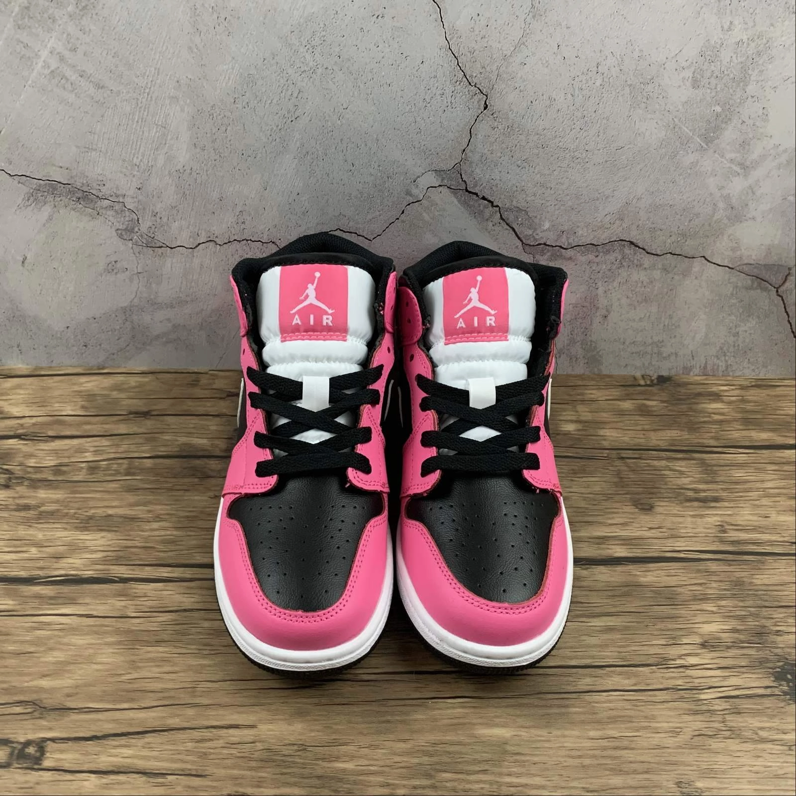 Sweat Resistant Air Jordan 1 Mid SE (GS) Black White Pink 555112-002