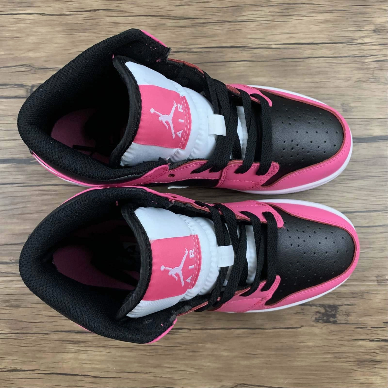 Timeless Design Air Jordan 1 Mid SE (GS) Black White Pink 555112-002