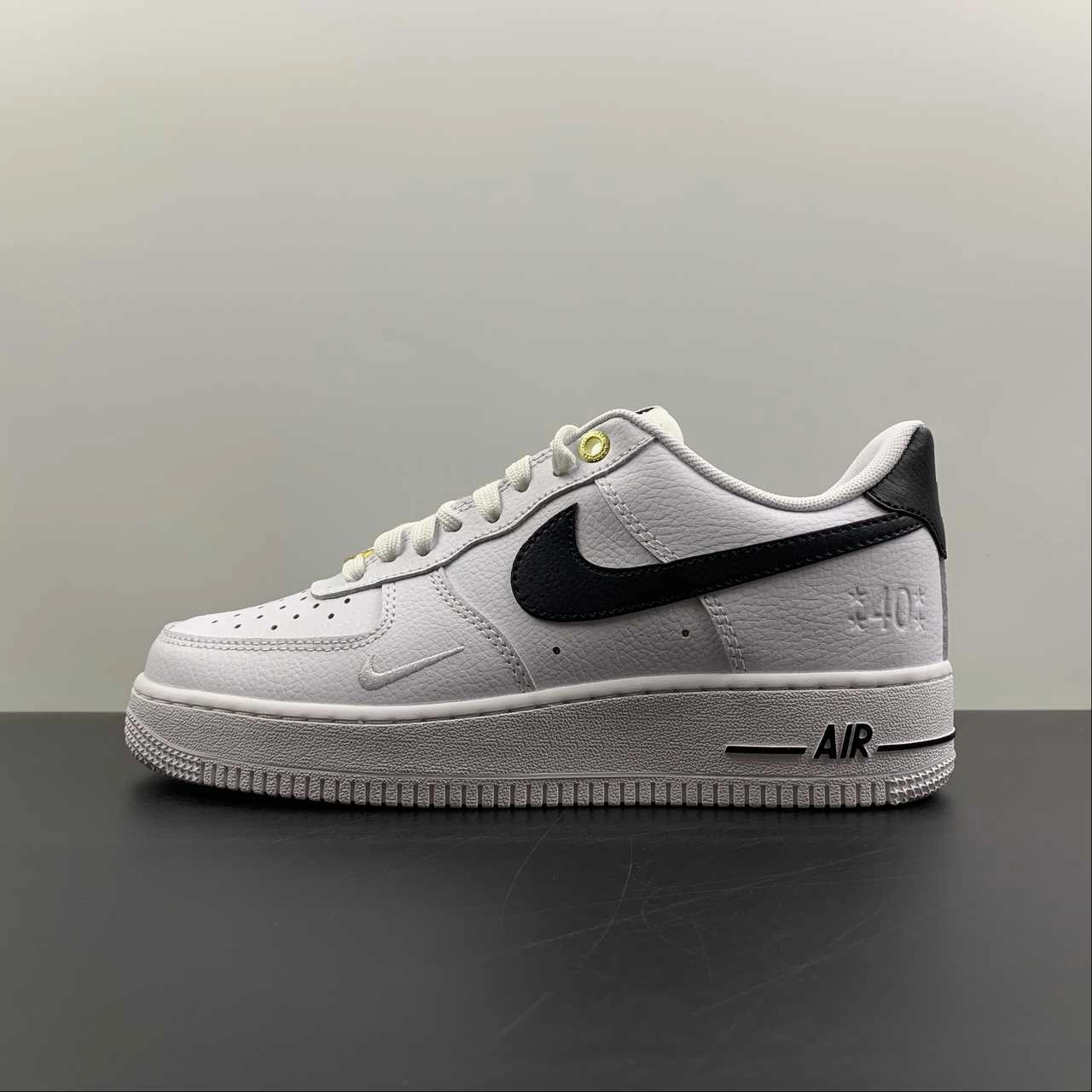 Air Force 1 07 White Black travel mode