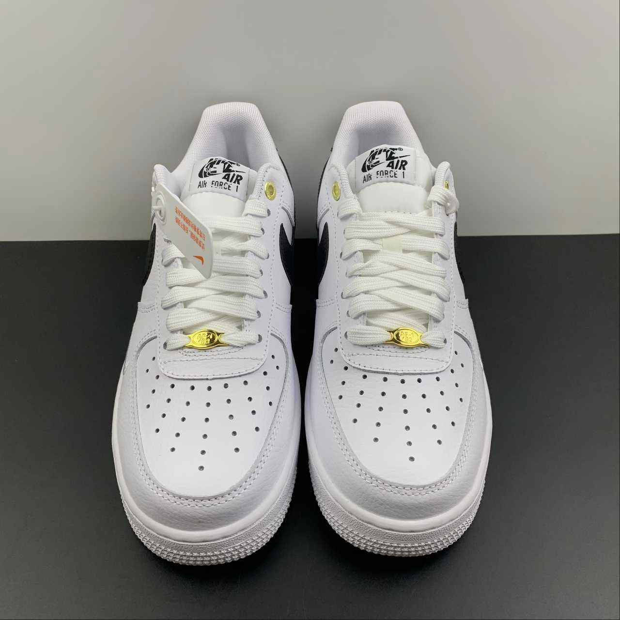 Air Force 1 07 White Black Stride Light Shopping Day