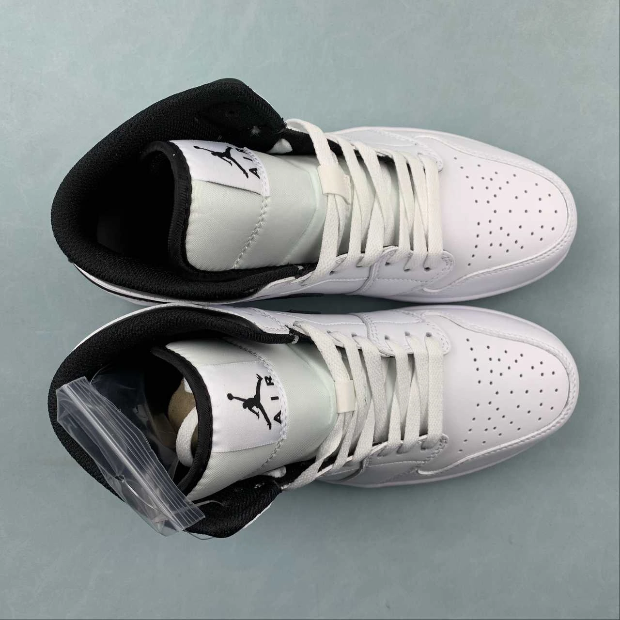 Move Smooth Air Jordan 1 Mid White Black DQ8426-132