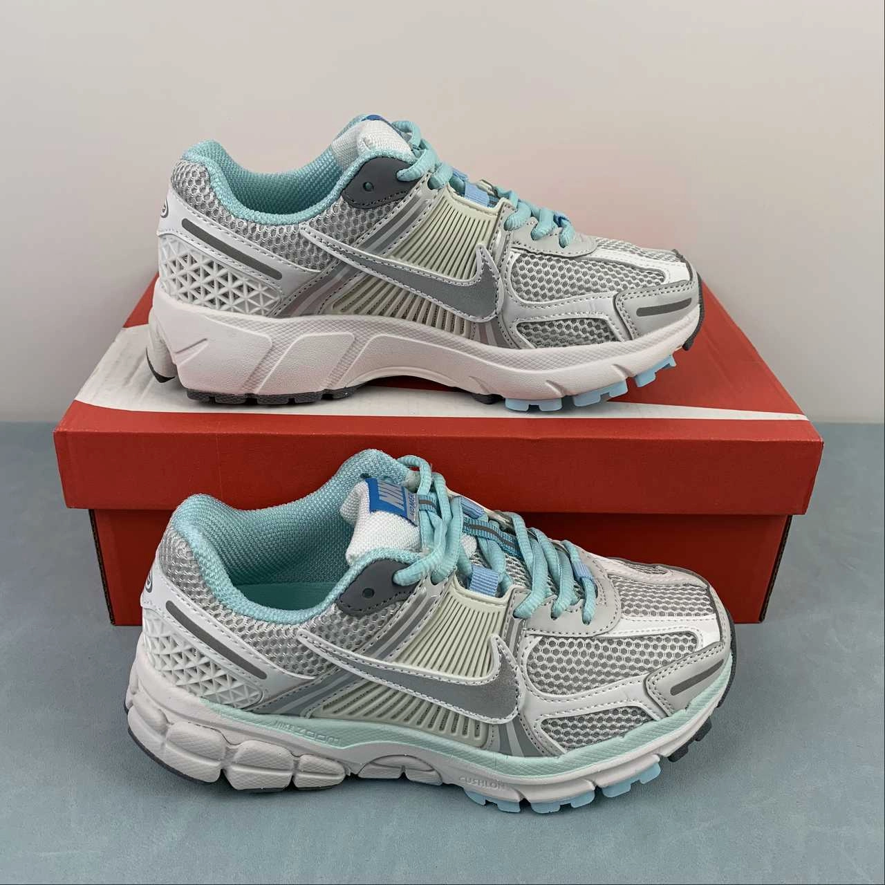 Compression-resistant sole helps maintain energy return Zoom Vomero 5 520 Pack Ocean Bliss Metallic Silver Light Blue FN3432-001