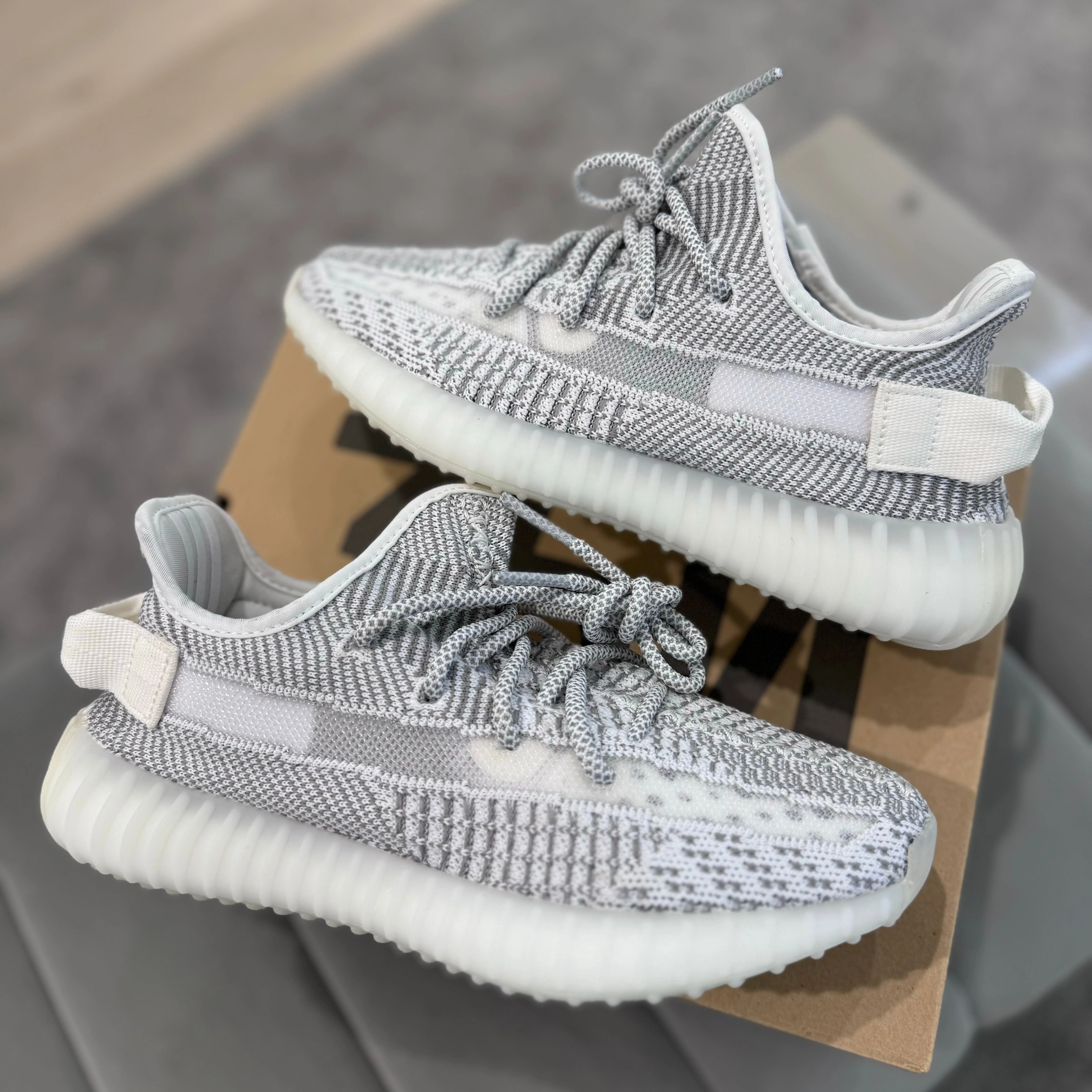 YEEZY 350 V2 'STATIC?? Fresh Day