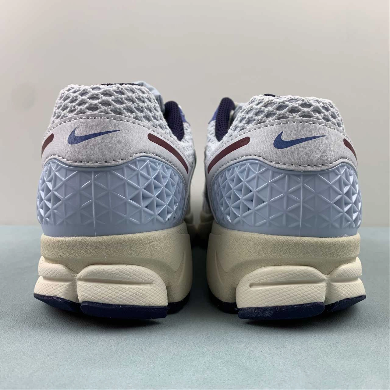 Zoom Vomero 5 Light Blue White Obsidian University Red Black FV8111-451 Hiking Grip