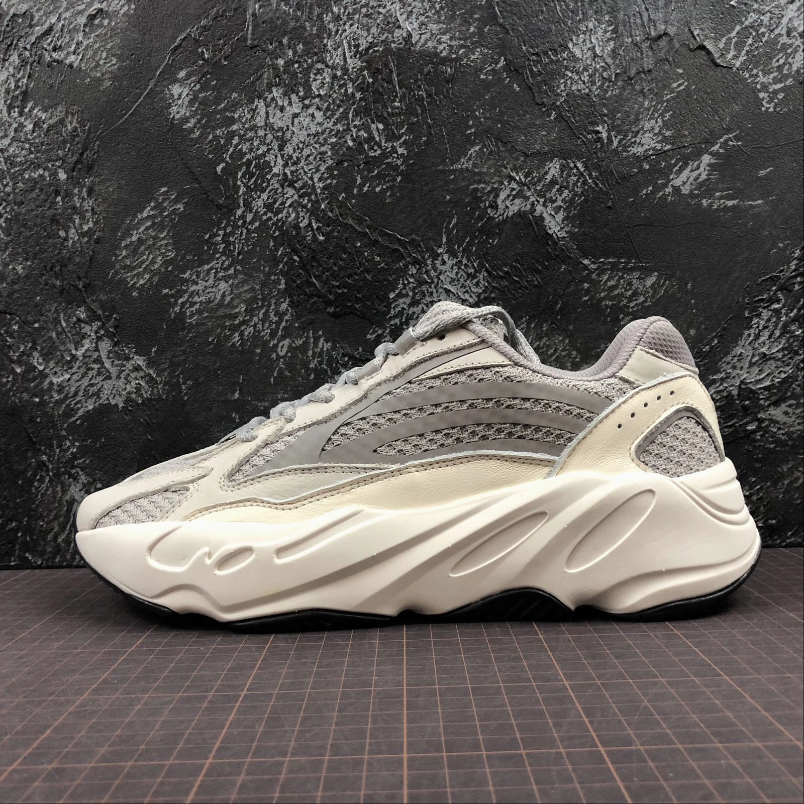 Adidas Yeezy Boost 700 V2 Static EF2829 Breathable Ventilation Rough surface grip