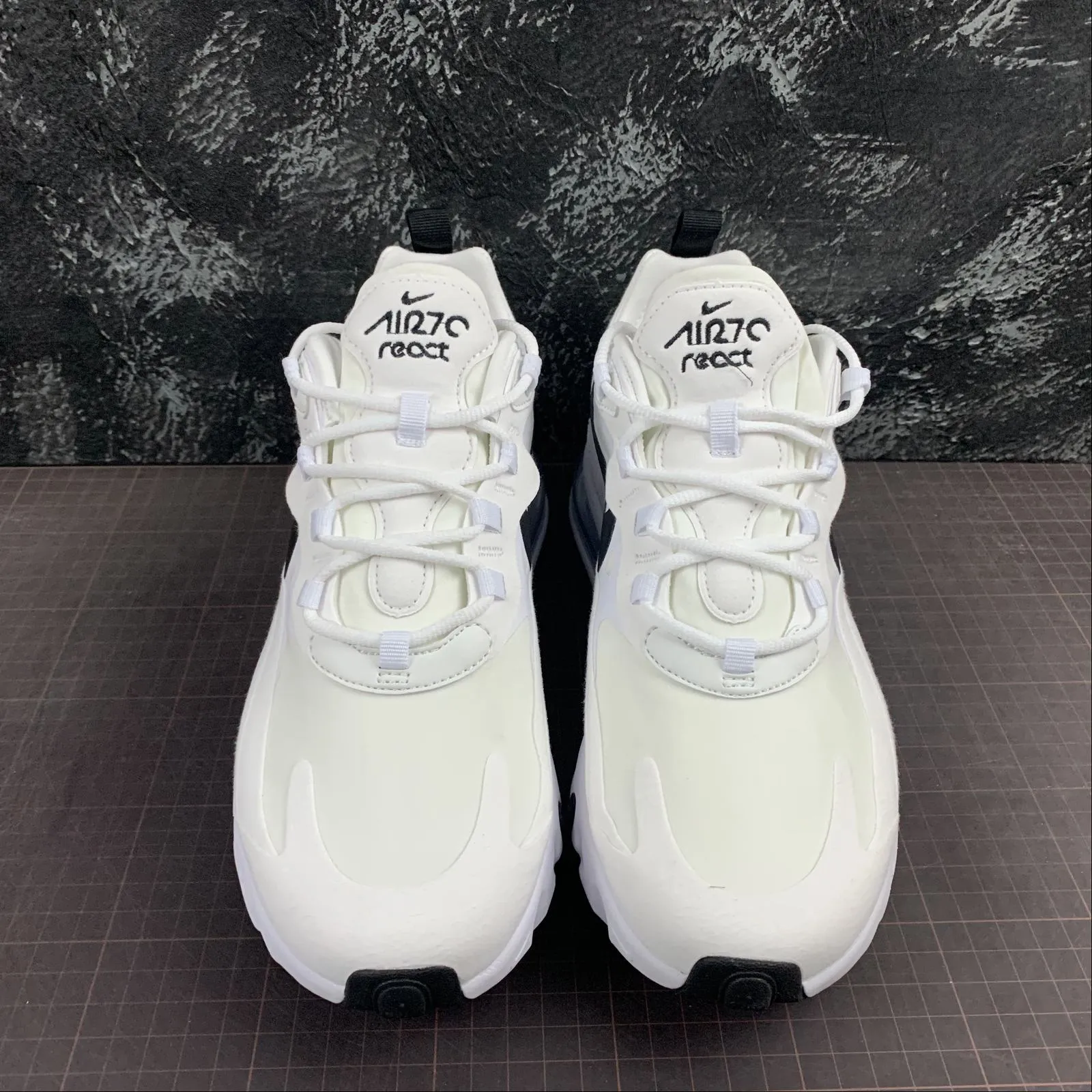 sprinters' shoes running with knee braces Air Max 270 React White Black-Metallic Silver CI3899-101