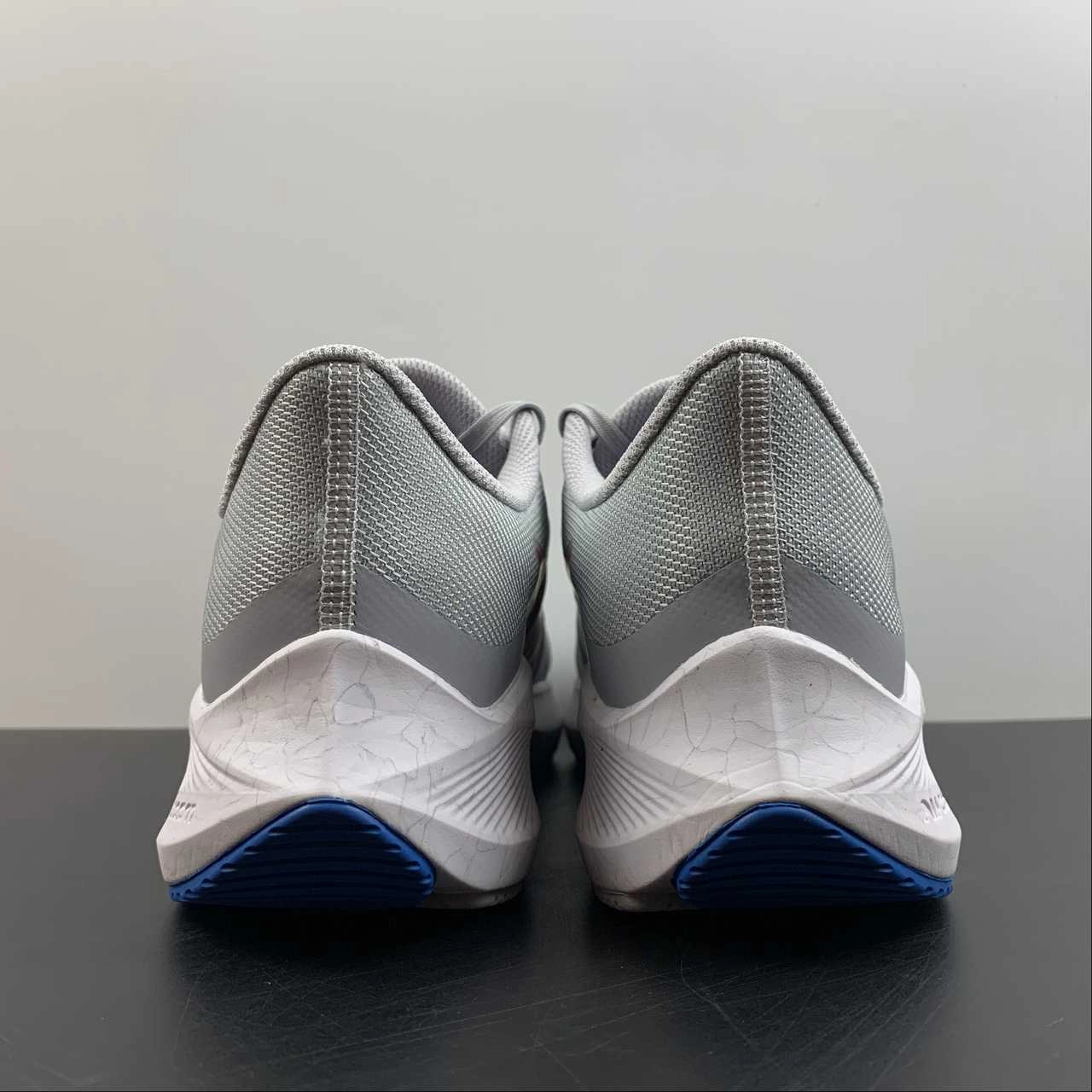 Quick Exercise Fit design supports the foot without tightness Zoom Winflo 8 Wolf Grey Bright Crimson CW3419-004