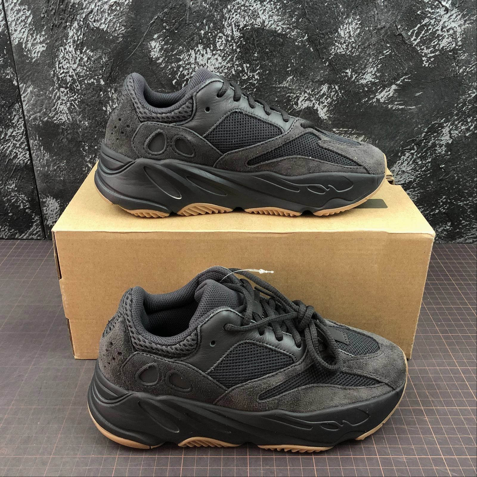MoldedMidfoot Adidas Yeezy Boost 700 Utility Black FV5304