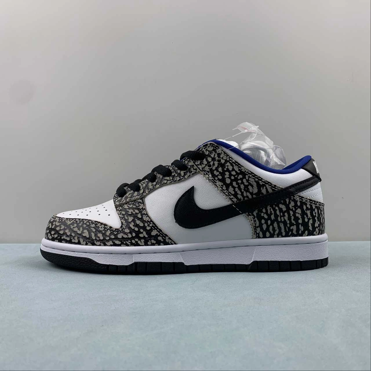 Minimalist Footwear Design Supreme x Dunk Low Pro SB White Black Cement Gray 304292-001