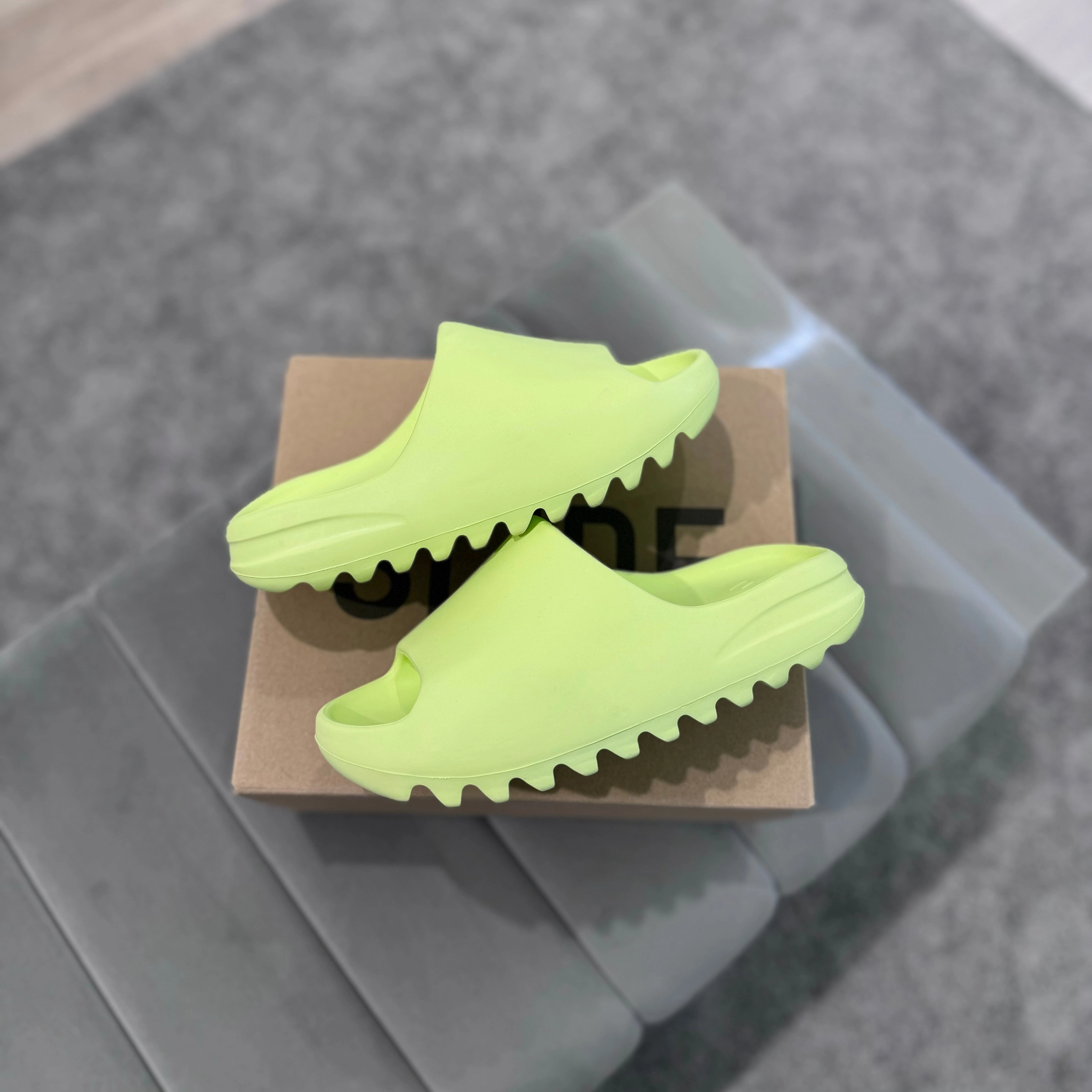 Adjustable buckle Cozy Sandal Step YEEZY SLIDE 'GLOW'