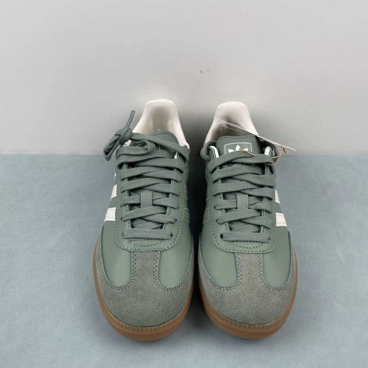 Urban Adventure Motion Grip Adidas Samba OG Silver Chalk Green White Gum IE7011