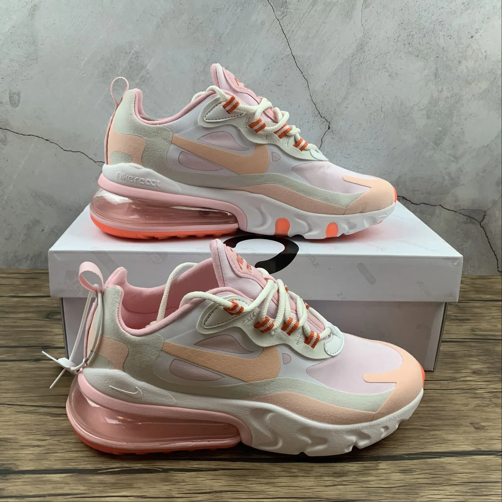 track athlete durable - upper shoes Air Max 270 React Summit White Crimson Tint CJ0619-103