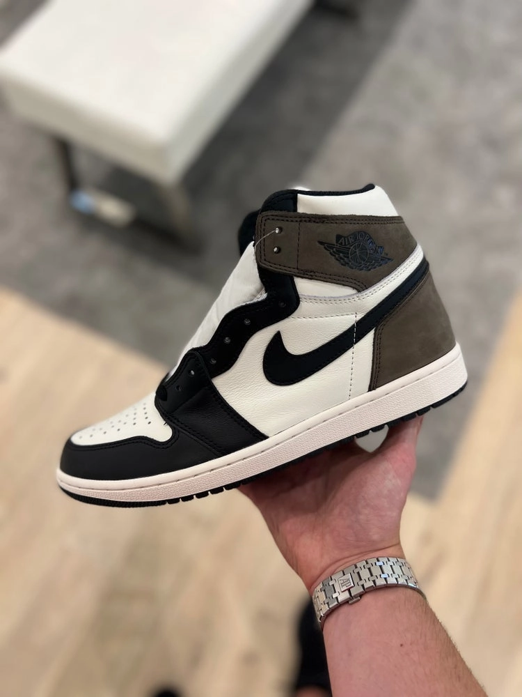 Lined Upper High Top Design JORDAN 1 HIGH 'DARK MOCHA'