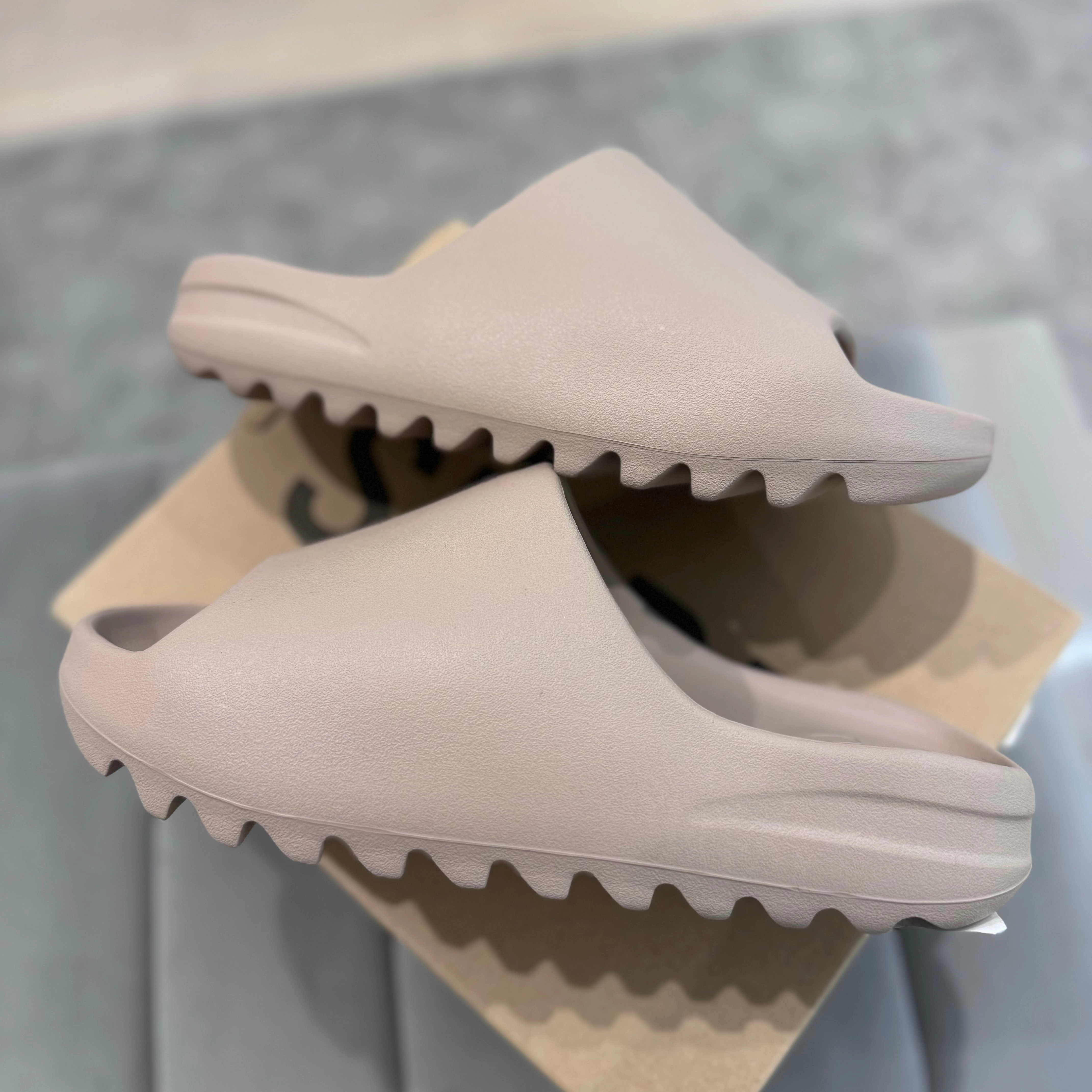 YEEZY SLIDE ??PURE?? Seamless Walk Stable Design