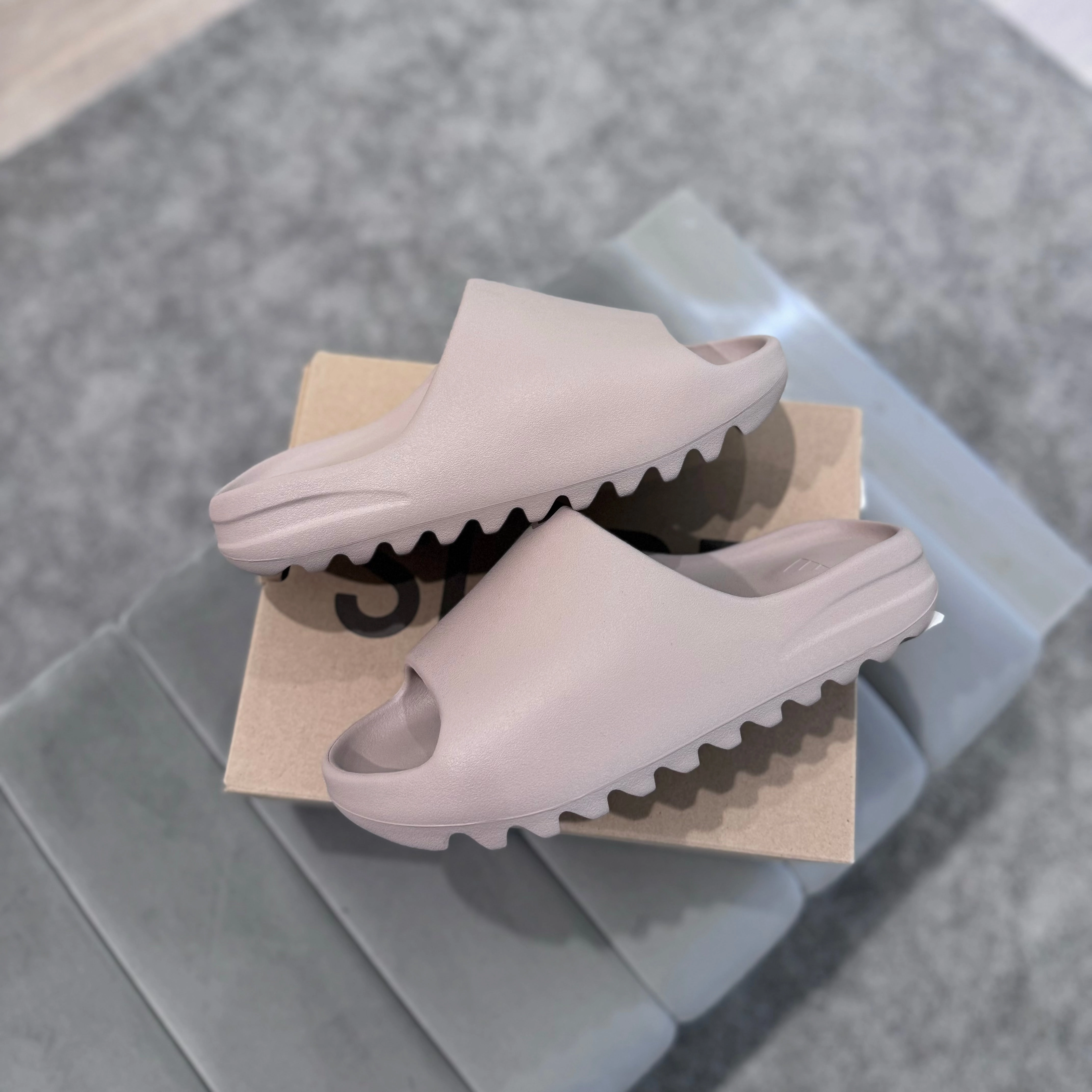 Adjustable Fit Sturdy YEEZY SLIDE ??PURE??