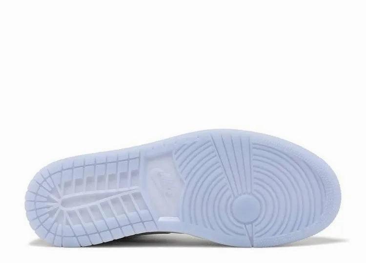 Air Jordan 1 Low Wolf Grey (W) Insta Shot Relax Vibe