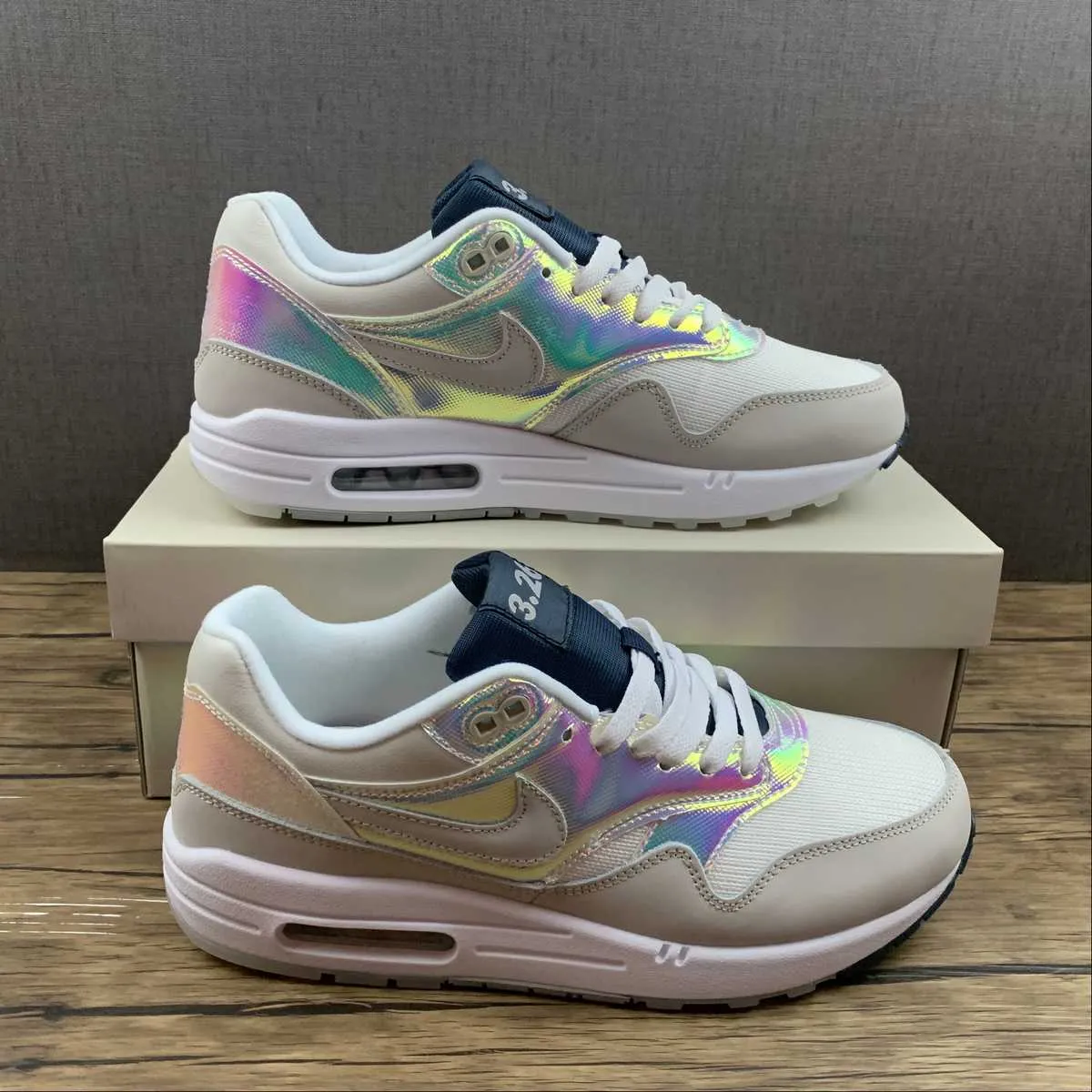 Air Max 1 AMD Summit White Light Bone Light Smoke Grey DQ9326-100 Stylish carbon fiber plate shoe detail