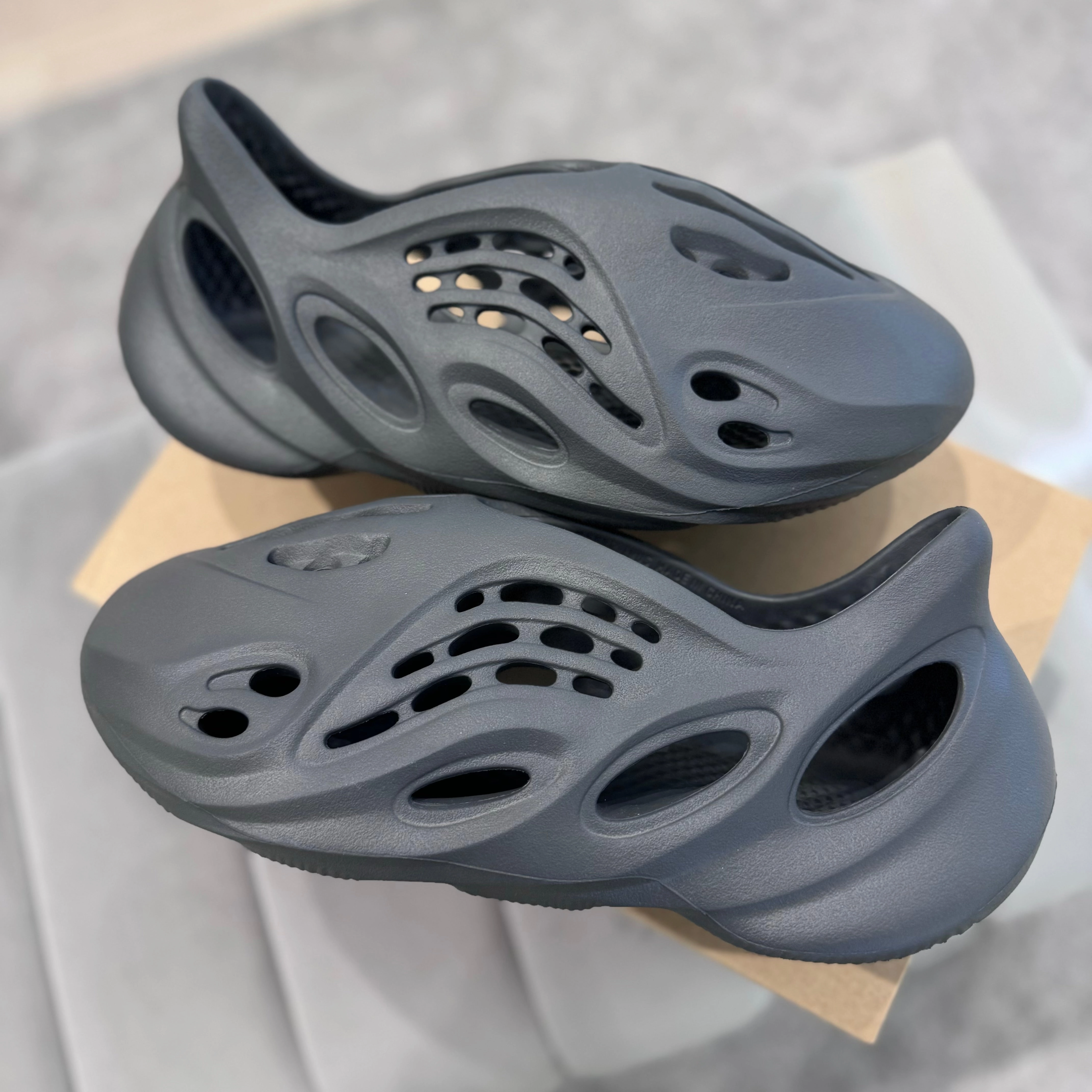 Loafers style Chill Shoes YEEZY FOAMRUNNER 'CARBON??