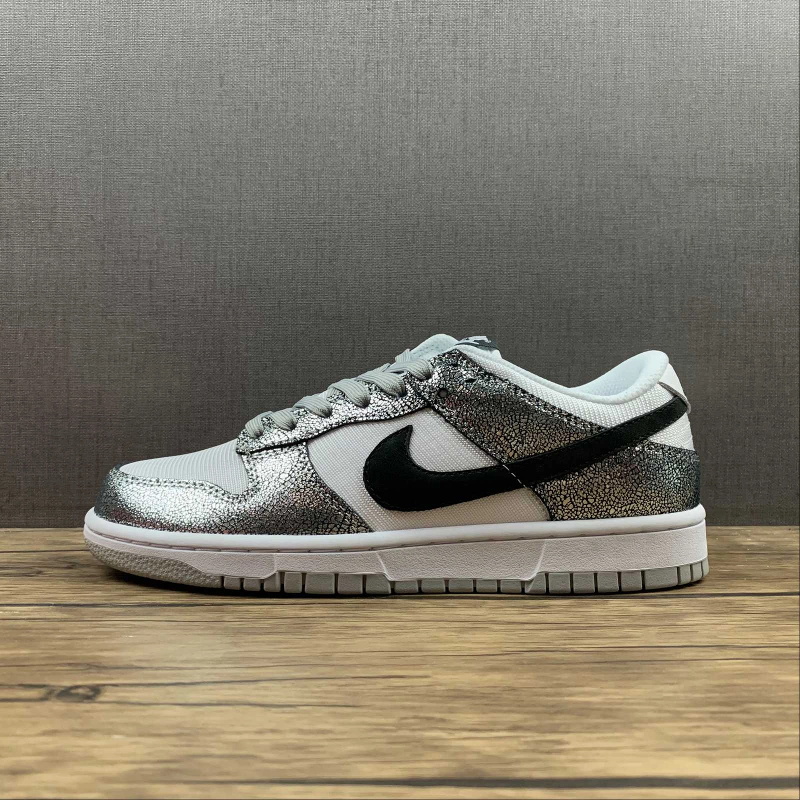 Sturdy Heel Style Blend SB Dunk Low Shimmer Metallic Silver Black White DO5882-001