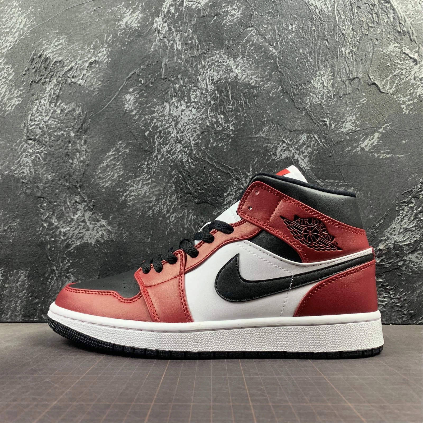 Go Active Thermal Insulation Layer Air Jordan 1 Mid Black Black Gym Red