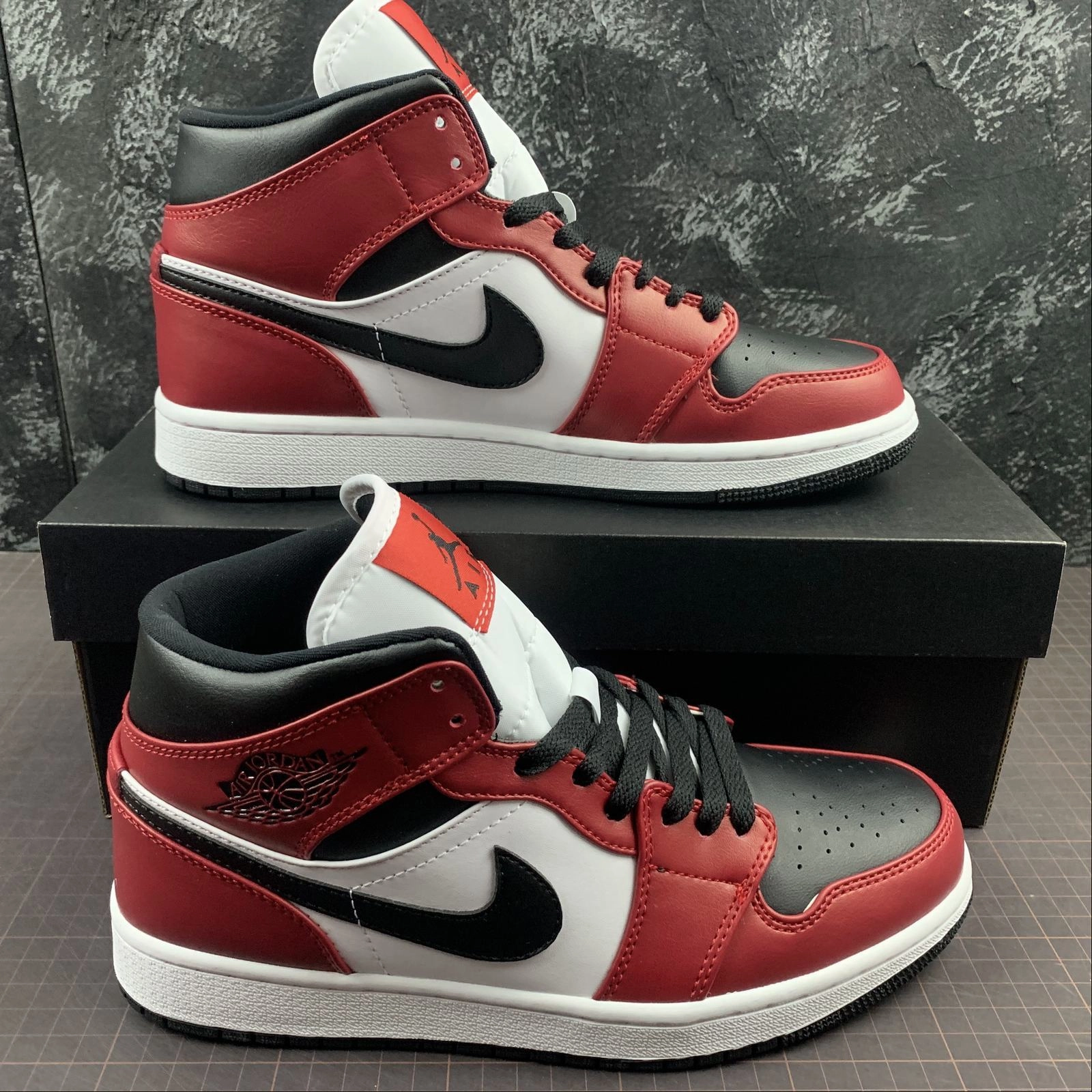 Air Jordan 1 Mid Black Black Gym Red Fashion Rush Anti Perspiration