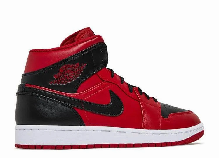 Air Jordan 1 Mid Reverse Bred Athletic Vibe Sculpted comfort