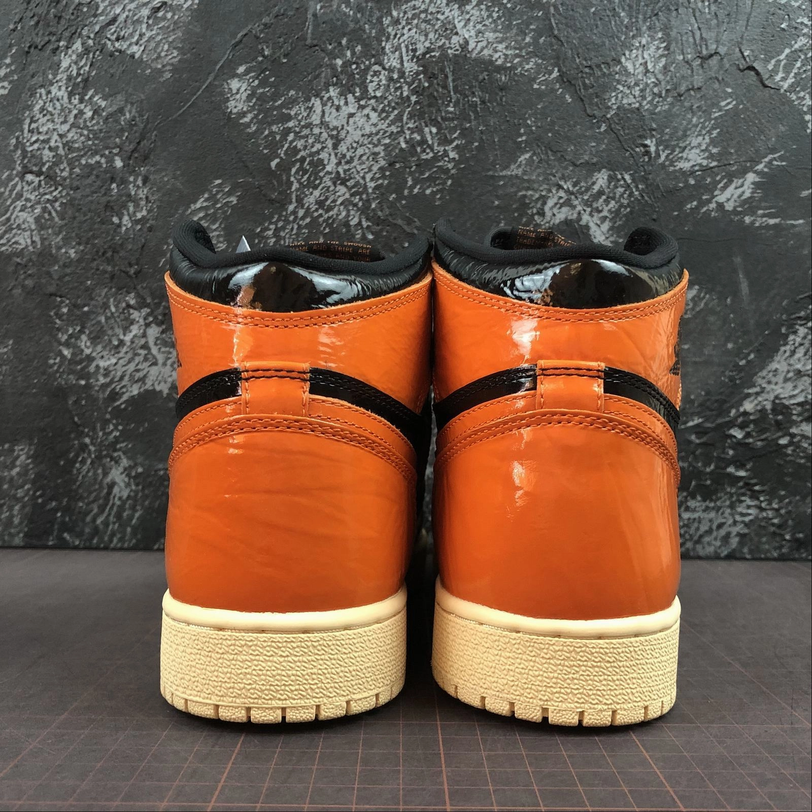 Air Jordan 1 Retro High OG Black Starfish-Pale Vanila 575441-028 Built-in comfort Arch   Support