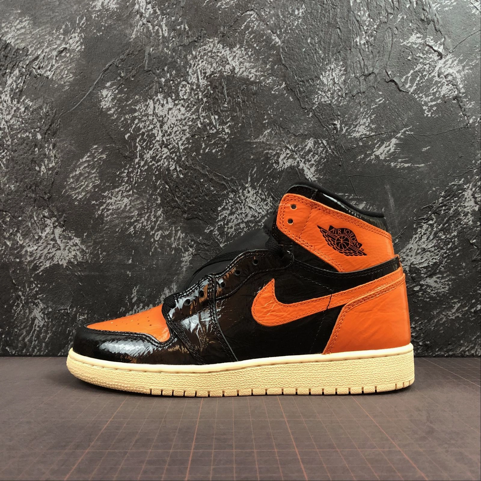 Premium cushioning Minimalist Lacing Air Jordan 1 Retro High OG Black Starfish-Pale Vanila 575441-028