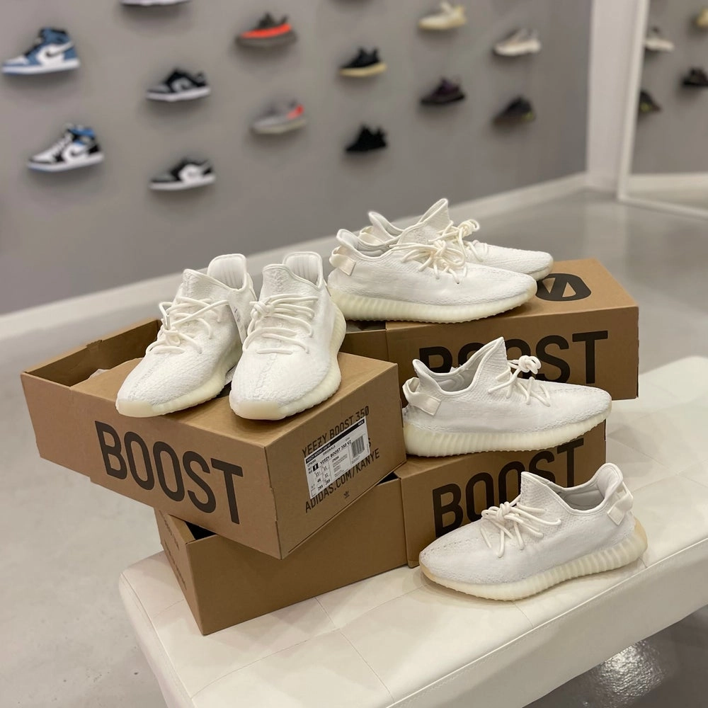 YEEZY 350 'TRIPLE WHITE' Comfy Steps Solid design