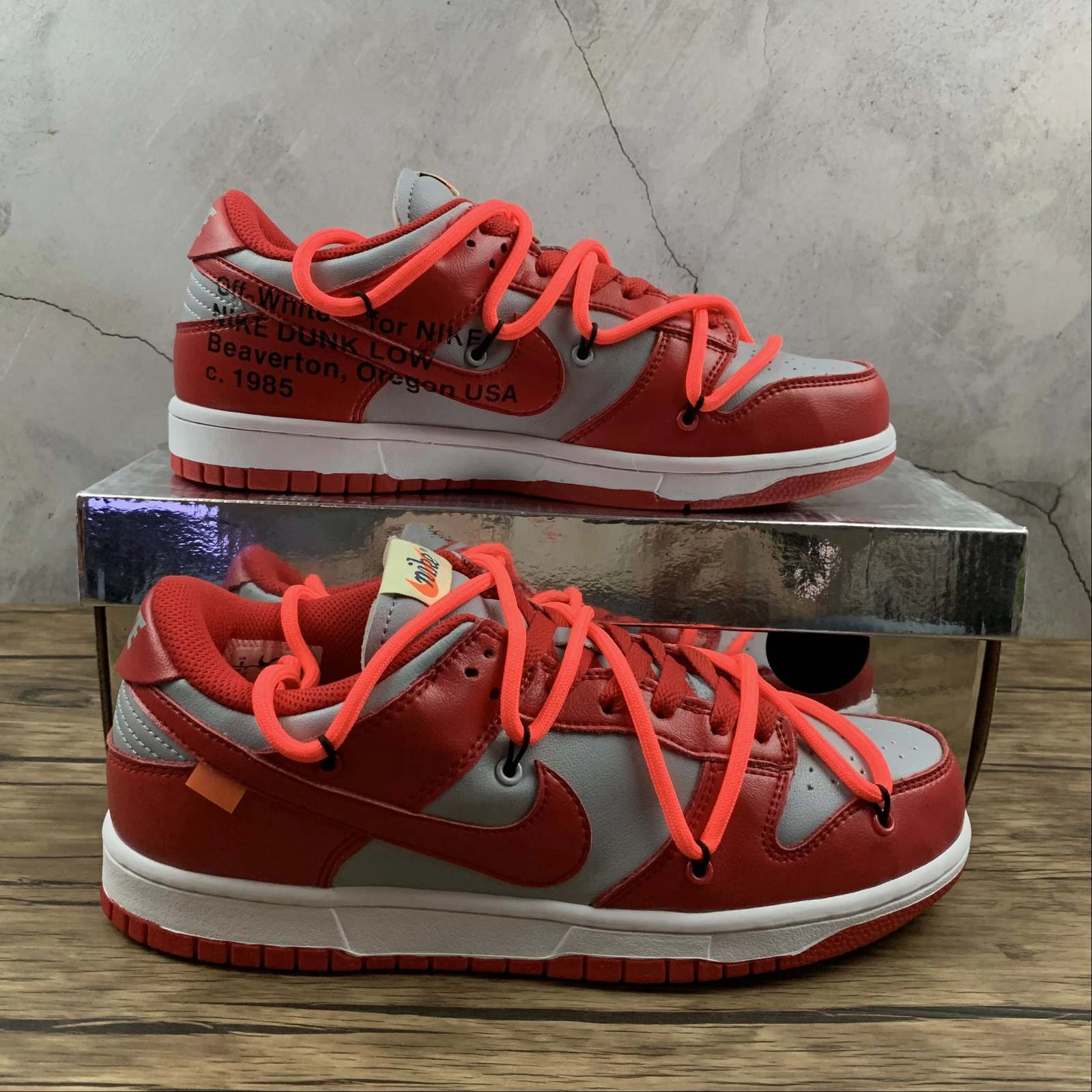Dunk Low LTHR OW FUTURA Lt.Grey Red CT0856-600 Fitness Friendly Fashion-forward flair