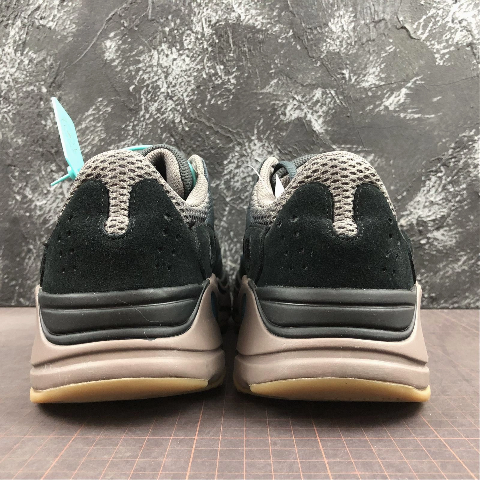 odor - resistant Adidas Yeezy Boost 700 Blue Sky EE9616