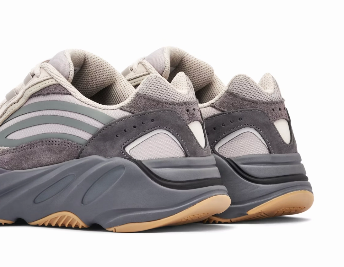 YEEZY 700 TEPHRA Multi Directional Flex Slim Comfort