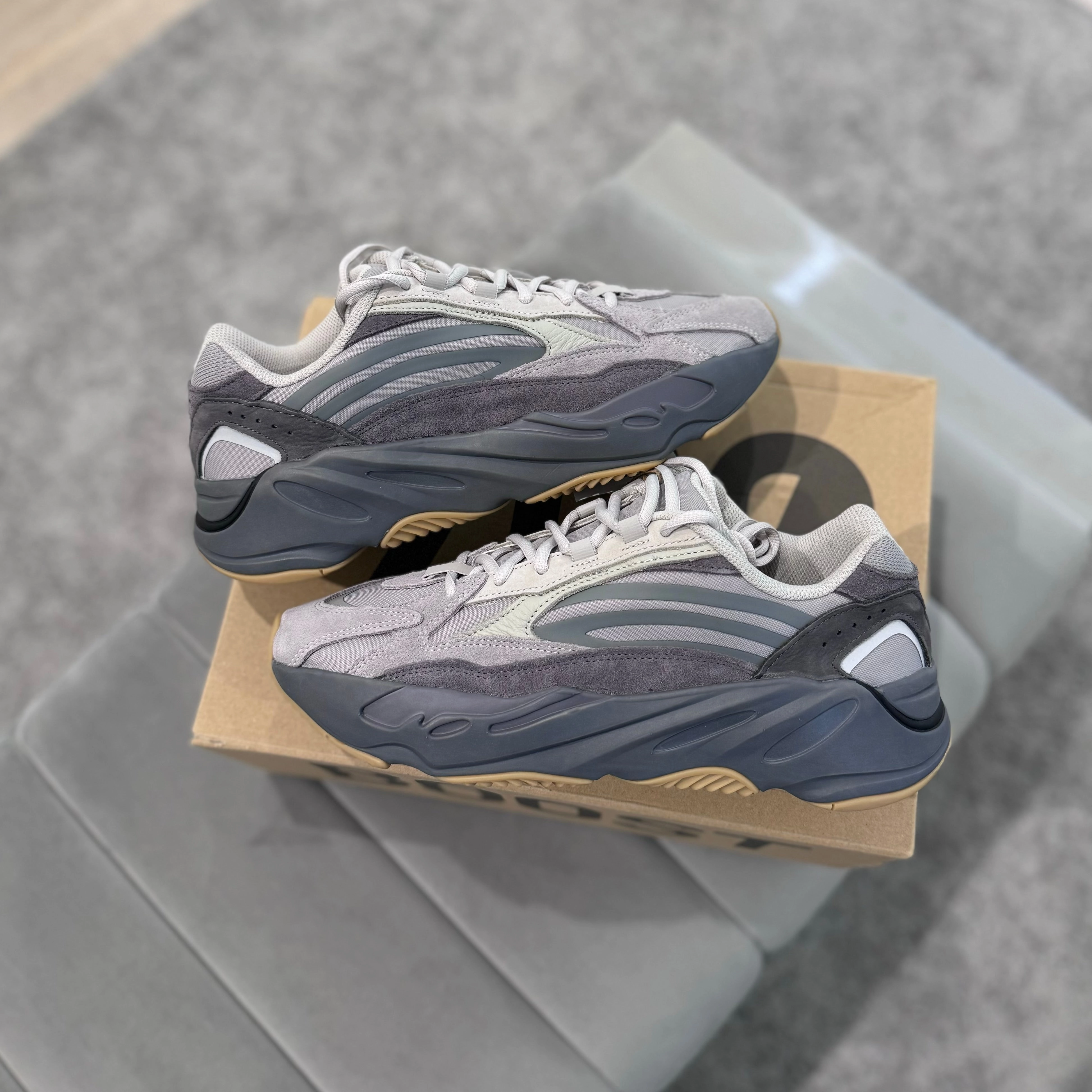 Ultra-soft feel YEEZY 700 'TEPHRA'