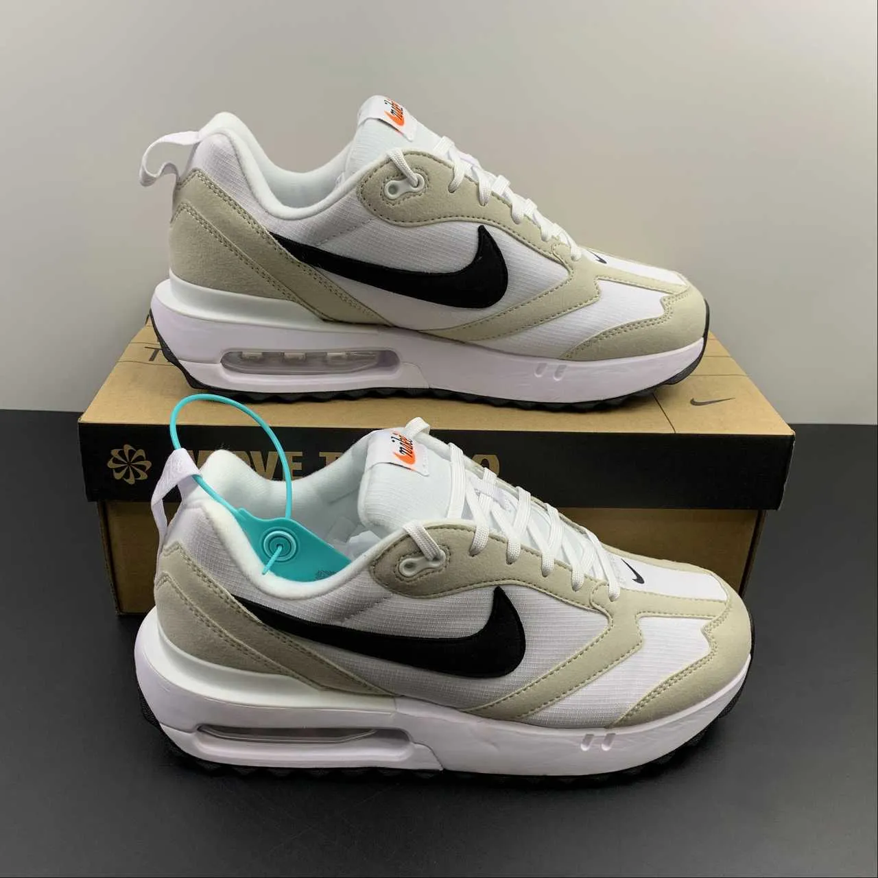 gym-goer Air Max Dawn White Black Light Bone DH4656-100