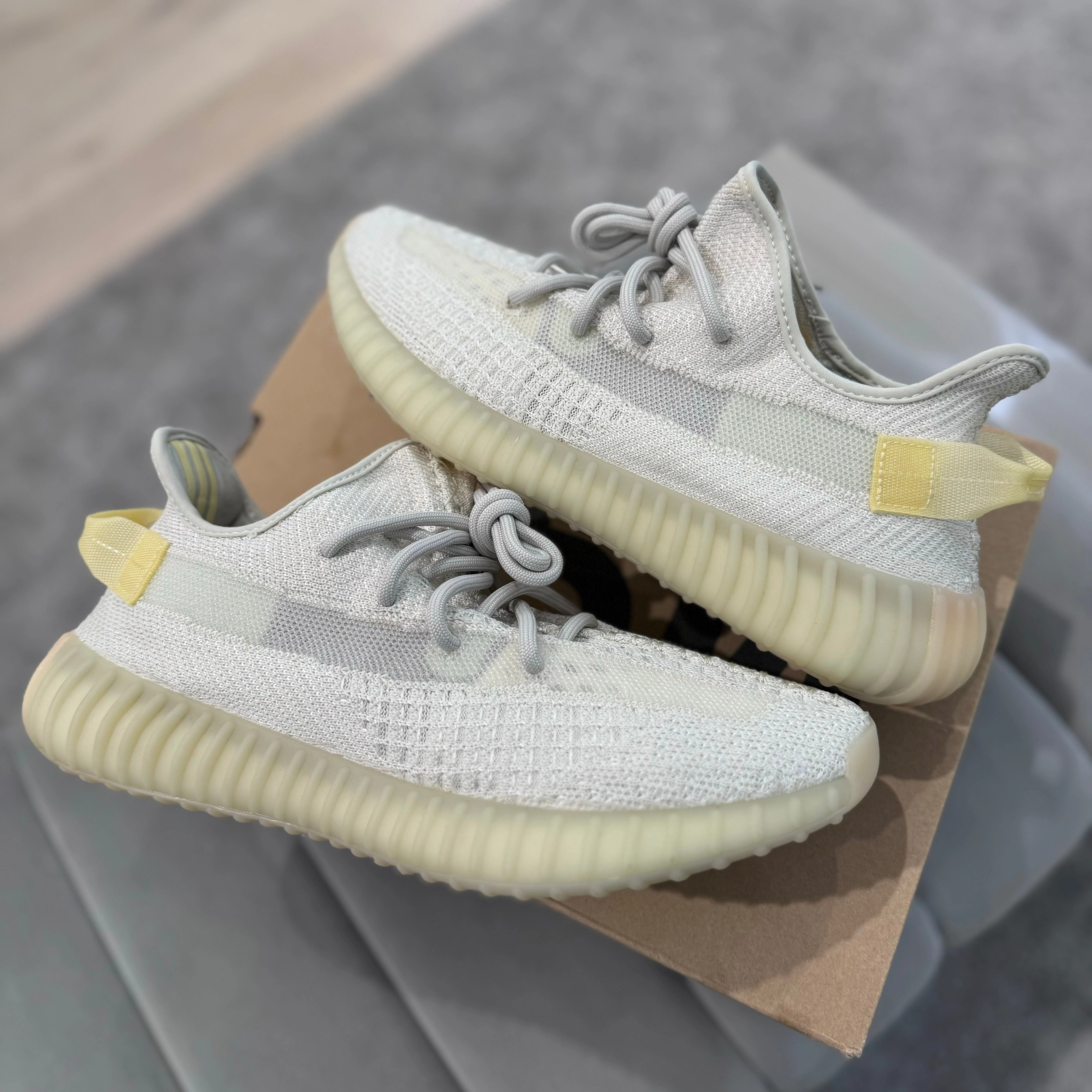 YEEZY 350 V2 'UV LIGHT' Stylish Edge