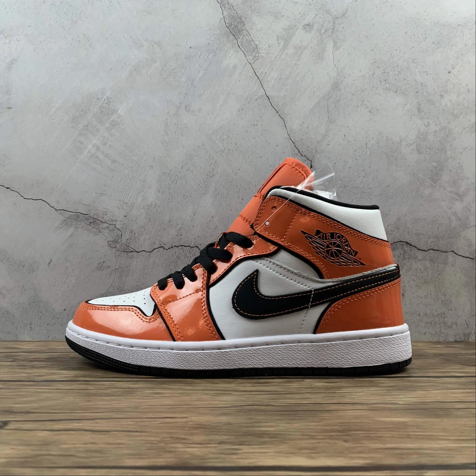 Air Jordan 1 Mid SE White Orange Black (2021) DD6834-802 Simple Comfort
