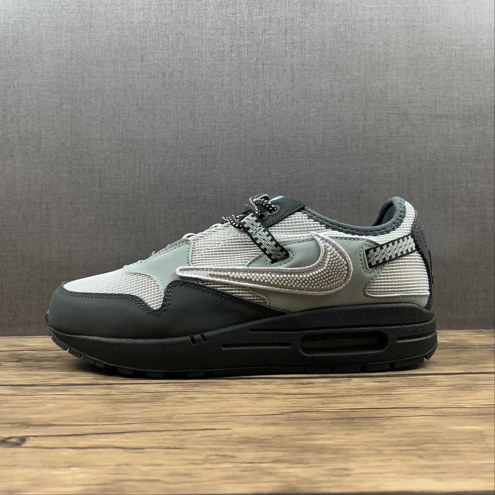 Coordination - boosting Travis Scott x Air Max 1 Wheat Gray Black DO9392-001