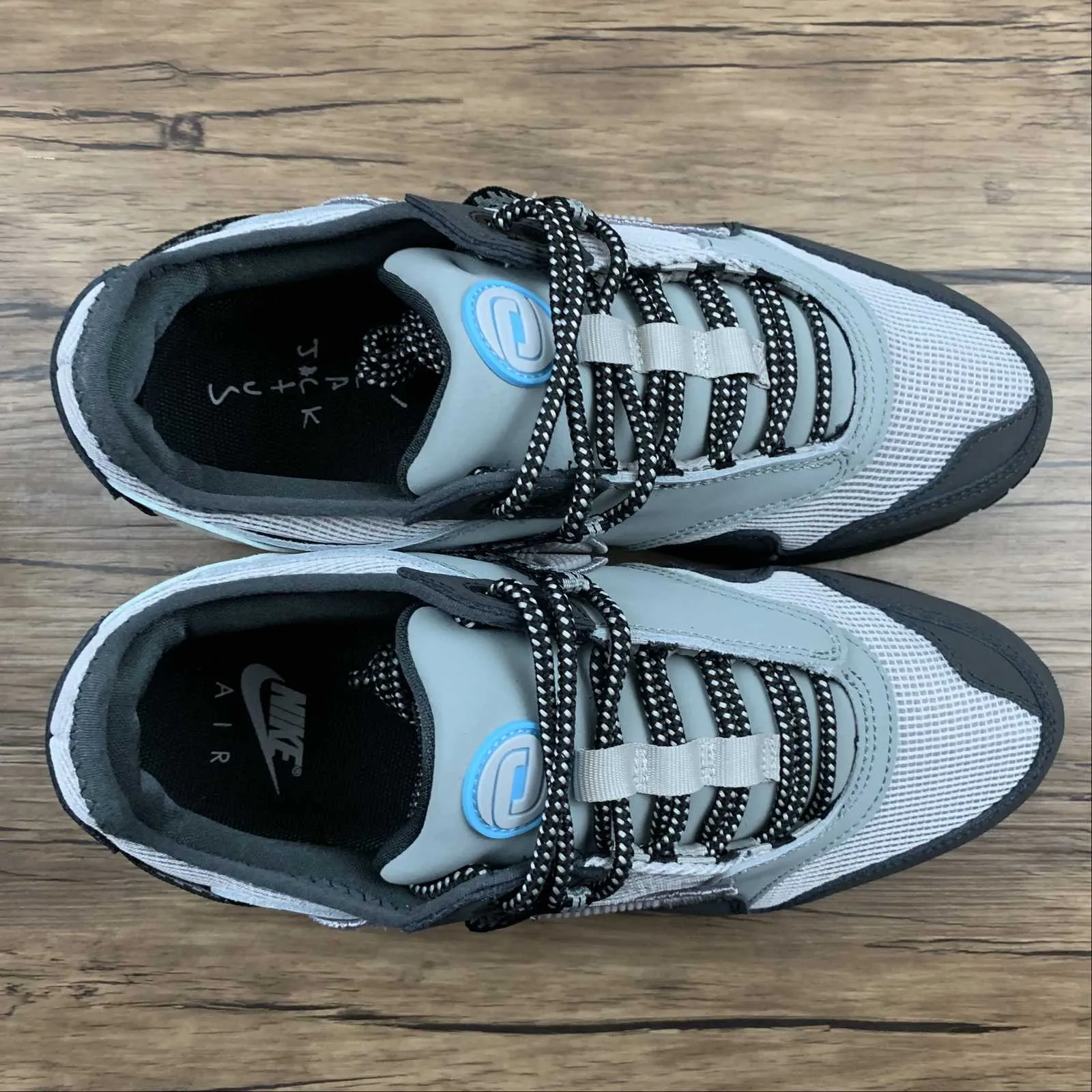 secure fastening shoes Travis Scott x Air Max 1 Wheat Gray Black DO9392-001