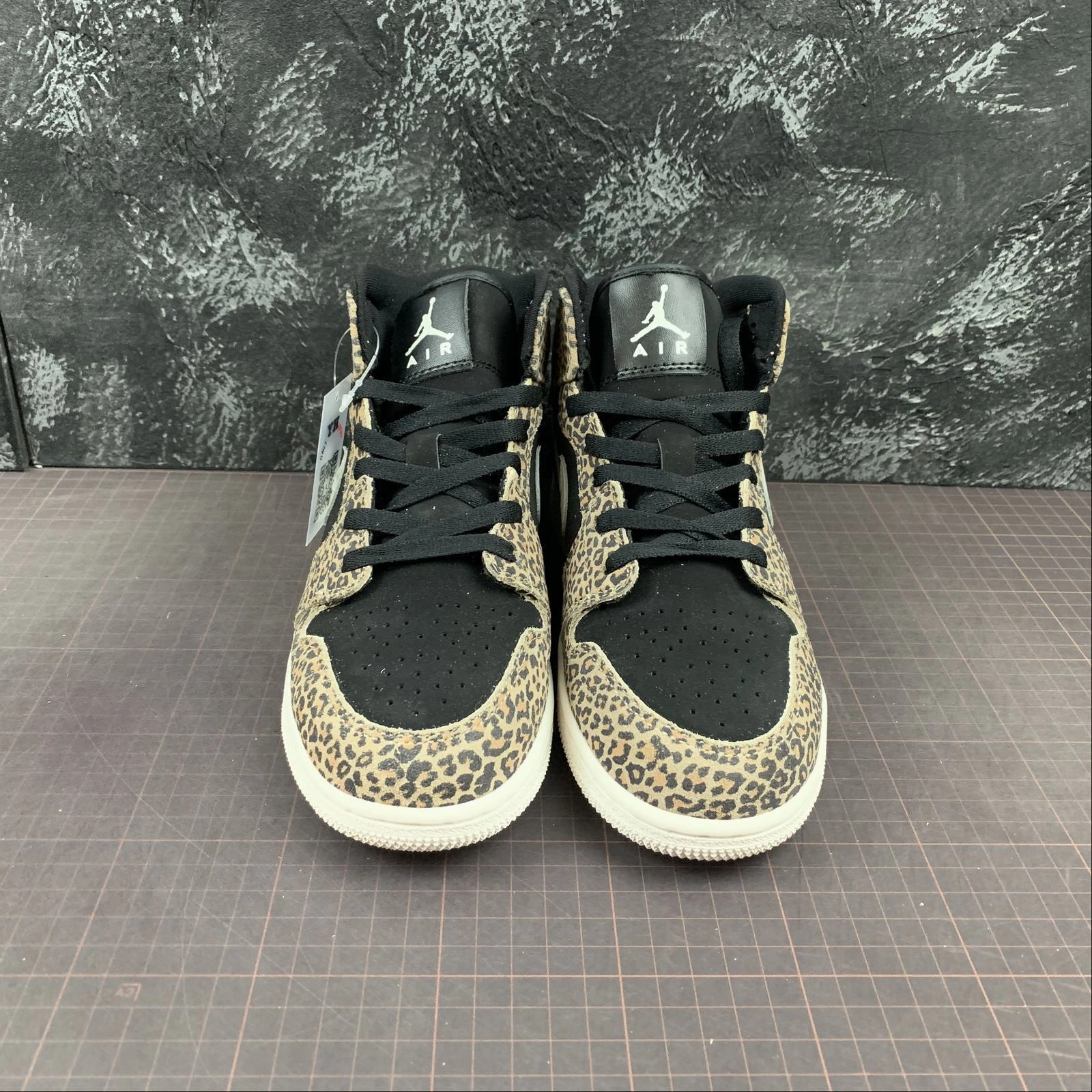 Sneaker Innovation Air Jordan 1 Mid GS SE Leopard Black Pale Ivory Desert Ore BQ6931-021