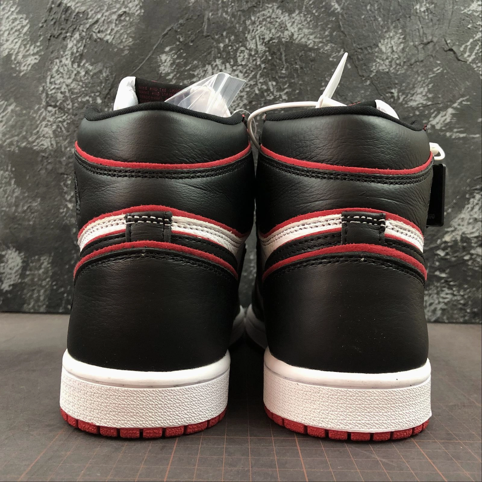 Timeless Support Supportive support Air Jordan 1 Retro High OG White Red-Black 555088-062