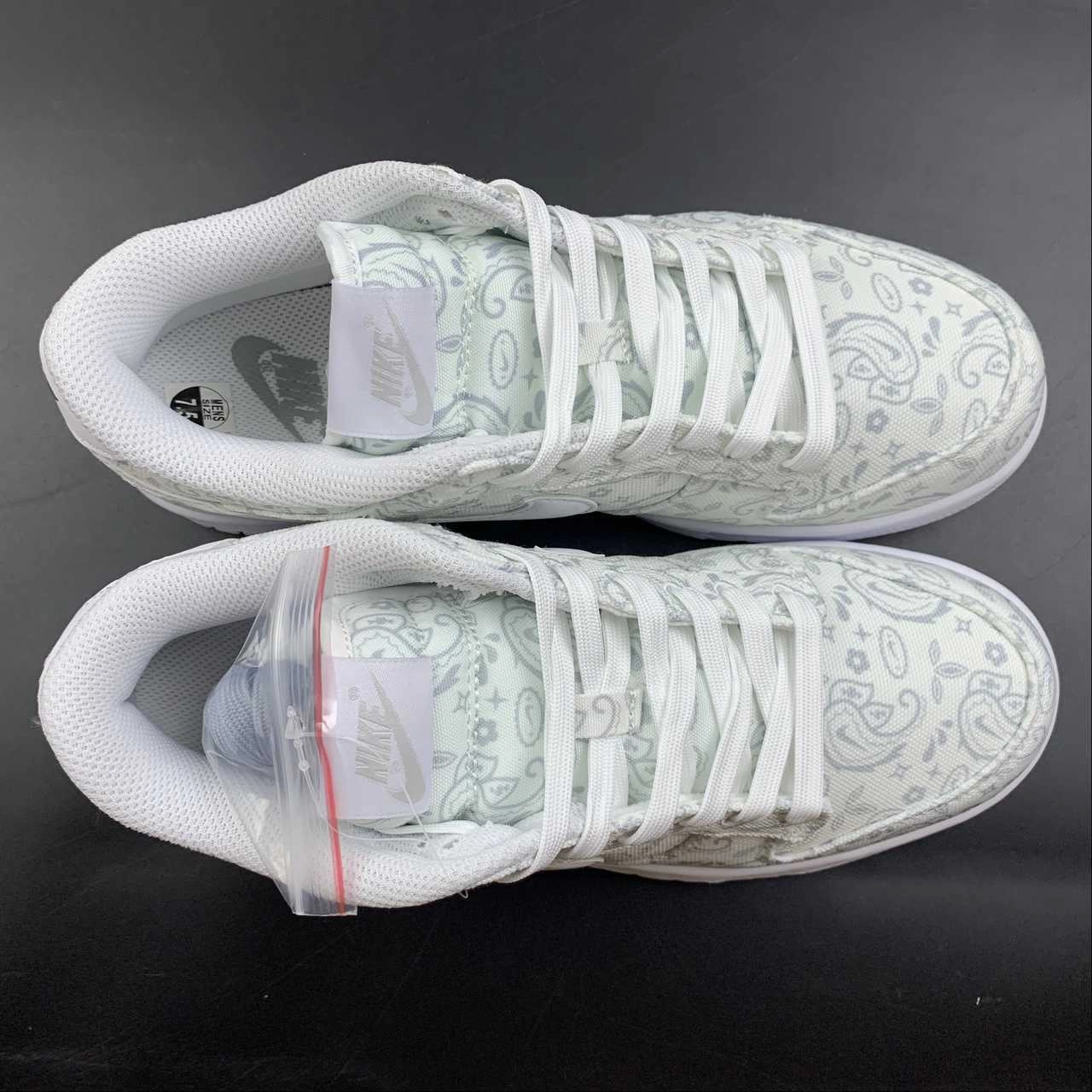 SB Dunk Low White Paisley Grey Fog DJ9955-100 Quick lace Style Motion