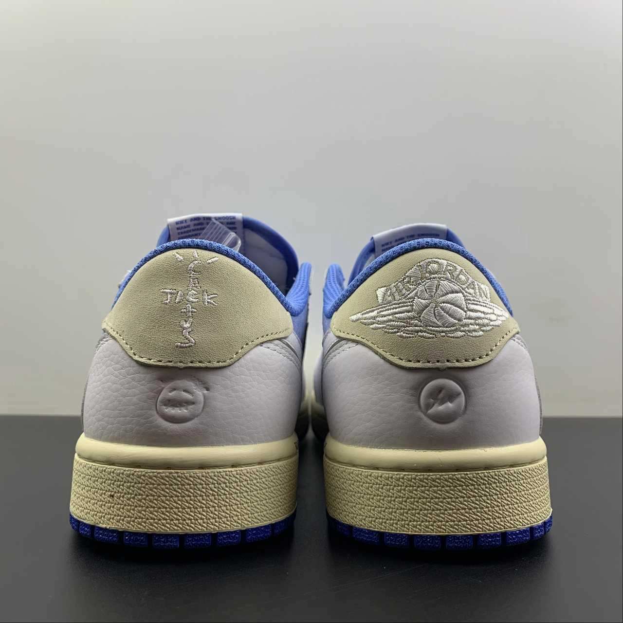 Tailored grip Travis Scott x Air Jordan 1 Low OG North Carolina Blue DM7866-134