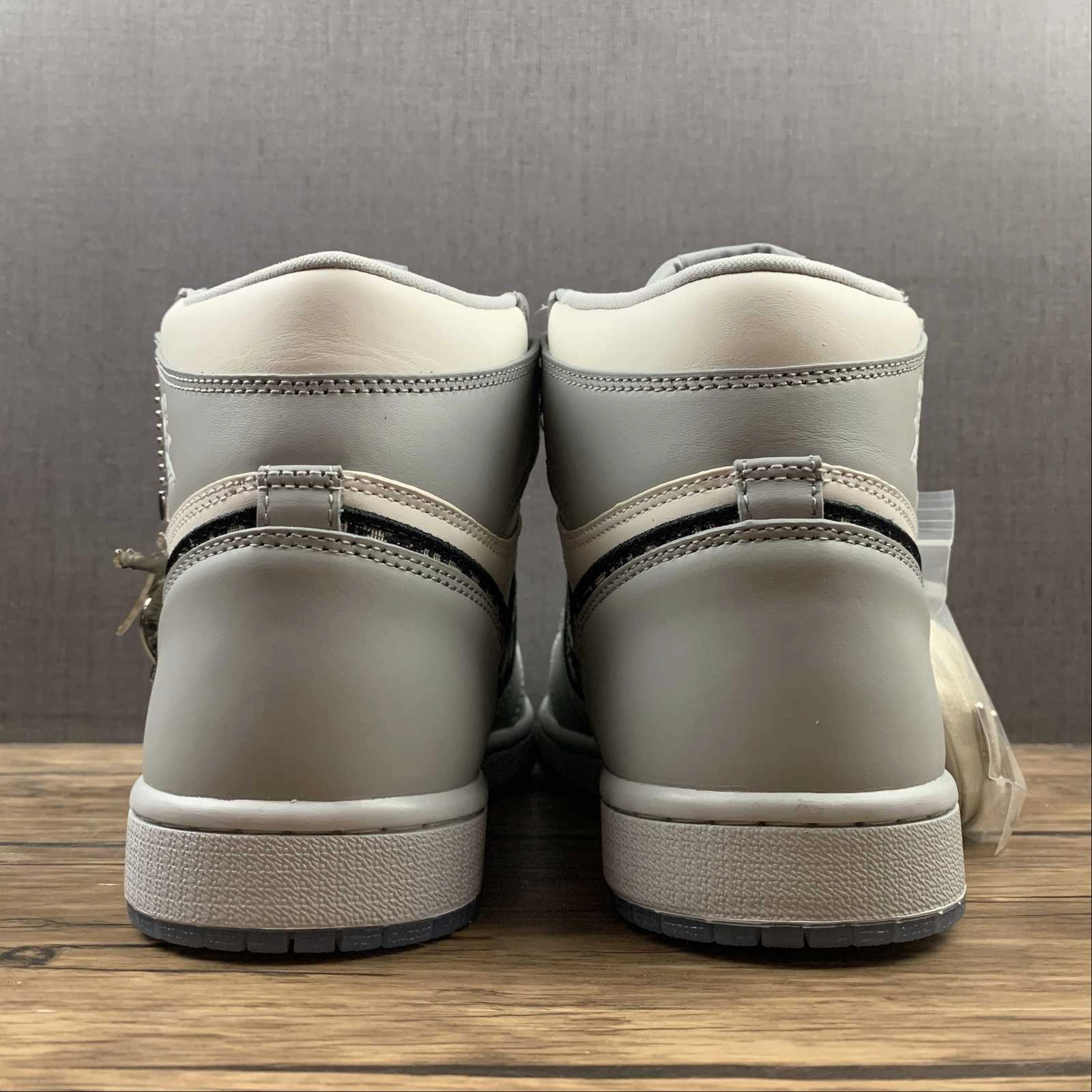 Air Jordan 1 Retro High OG Dior Beige White 555088-029 Zero Drop Design Street Motion