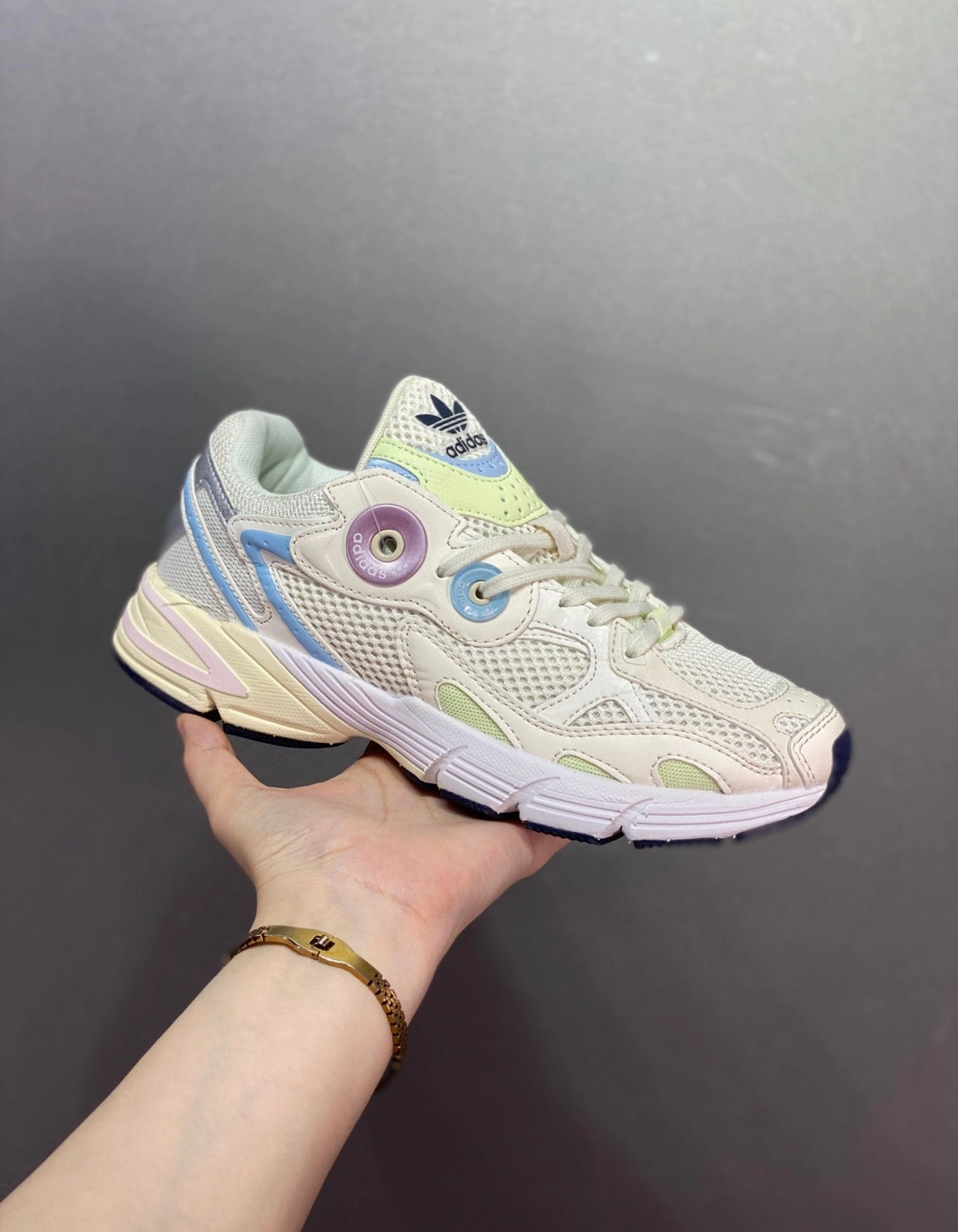 gradient - design shoes Adidas Astir Off White Clear Sky GZ4331