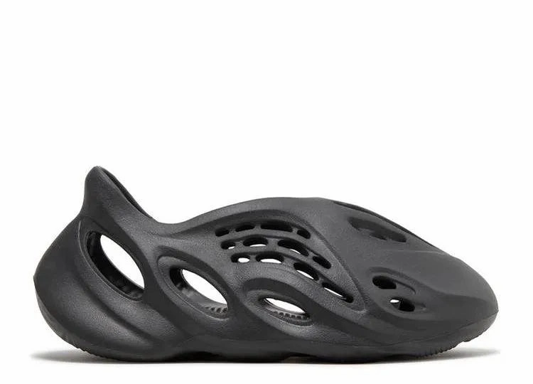 Yeezy Foam RNNR Onyx Walk Comfort