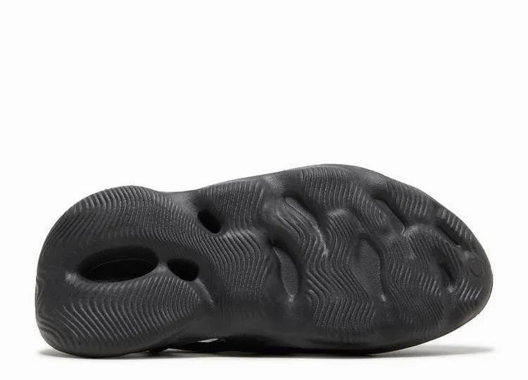 Yeezy Foam RNNR Onyx Comfort toe