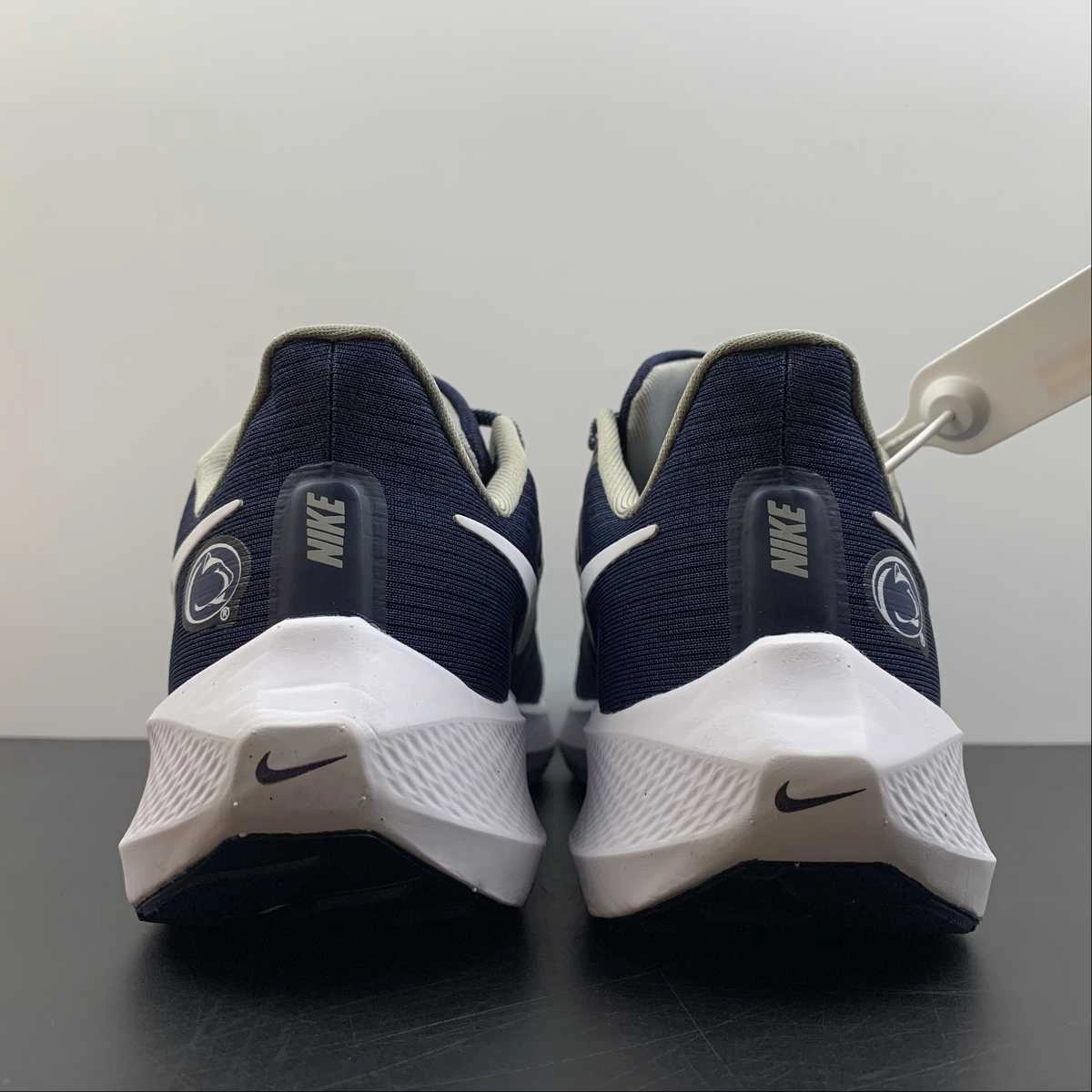 Dynamic Motion Outsole composition resists high-friction wear Air Zoom Pegasus 39 Navy Blue Grey White DR1972-400