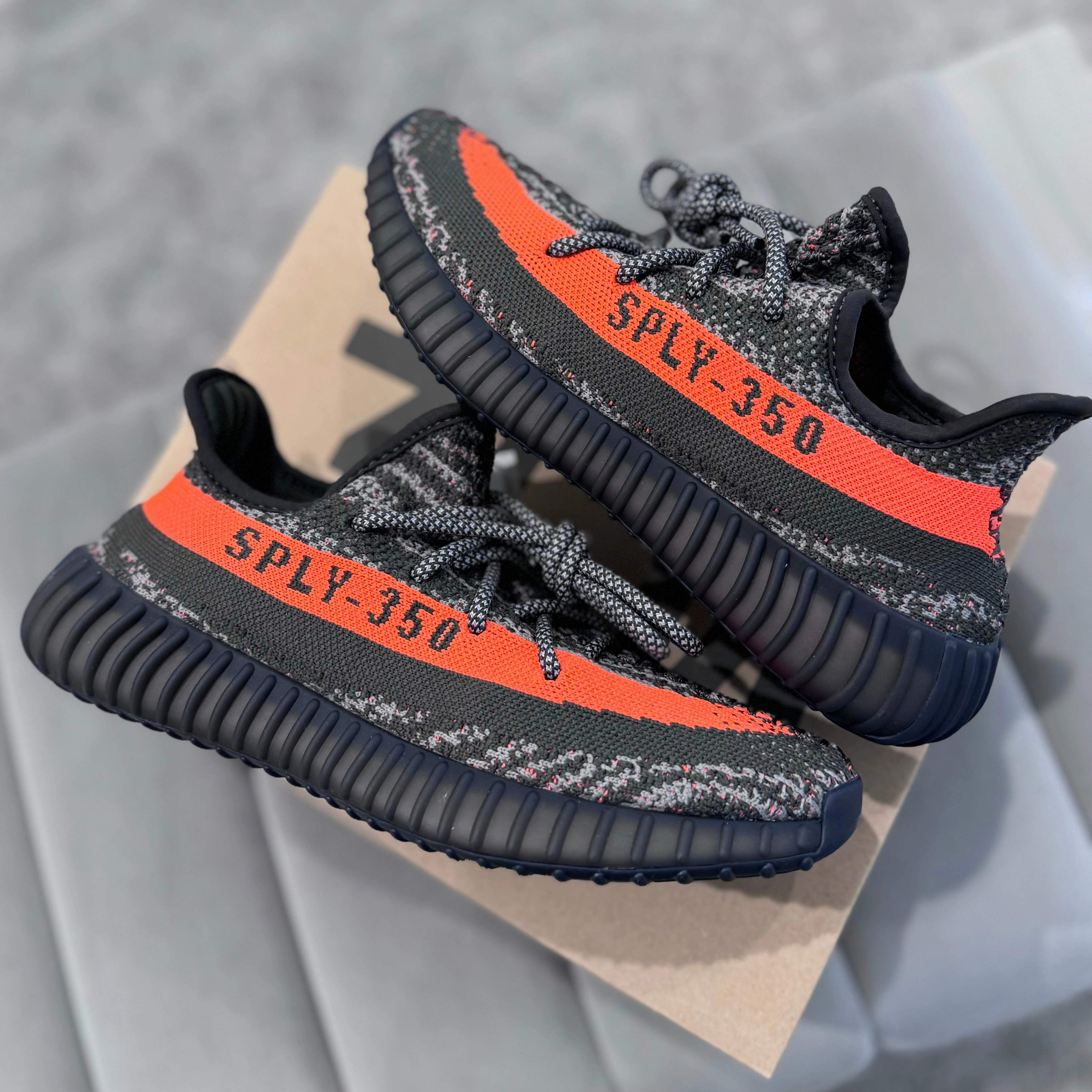 Comfort Fitment YEEZY 350 V2 'CARBON BELUGA'