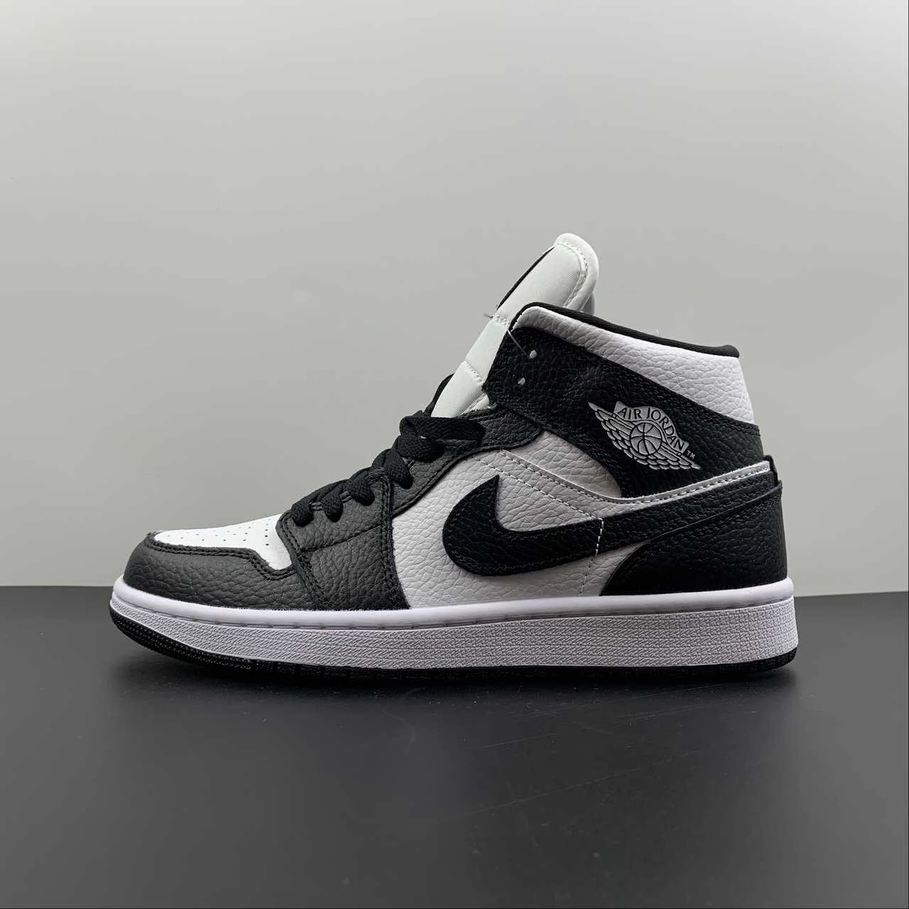 Casual flexibility Structured wear Air Jordan 1 Mid SE White Black-White